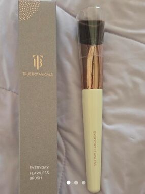 True Botanicals Everyday Flawless Brush - NIB